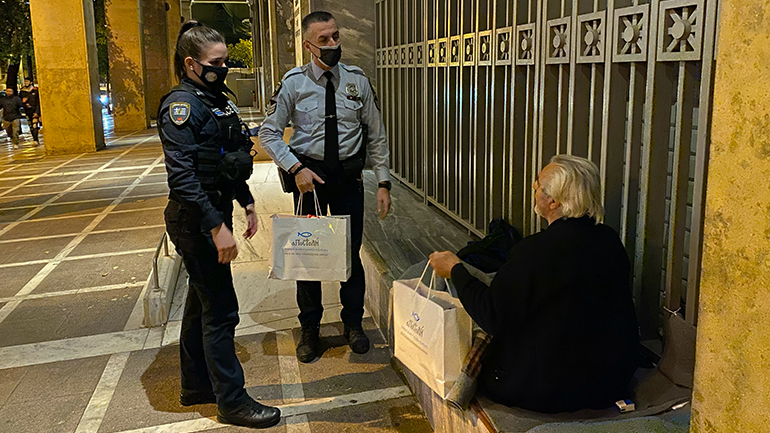 Παραμονή Χριστουγέννων η «Αποστολή» μαζί με την ΕΛ.ΑΣ. στο πλευρό των αστέγων